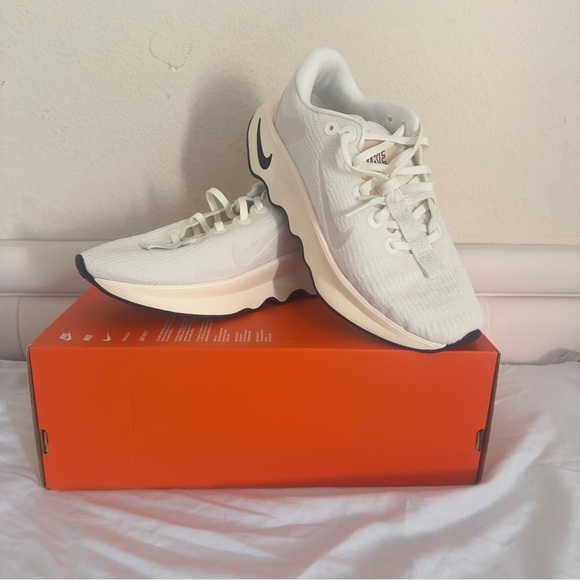 Nike White Athletic Sneakers with Breathable Mesh and Sleek great conditions - Picture 10 of 11